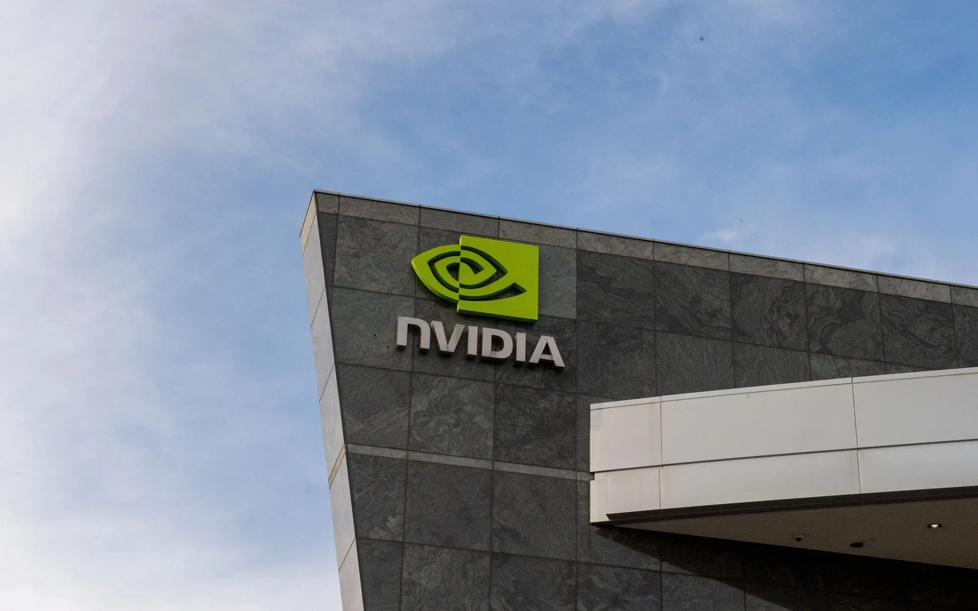 NVIDIA 标志与显卡主题封面